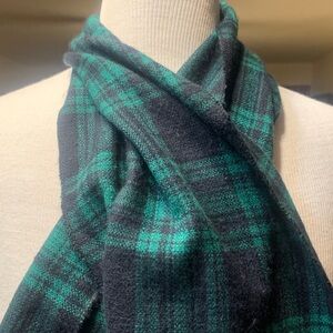 BAY CRAFTS WOVEN 100% CASHMERE PLAID SCARF IN BLACK AND GREEN
